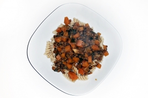 Dinkelnudeln-mit-Linsen-Bolognese
