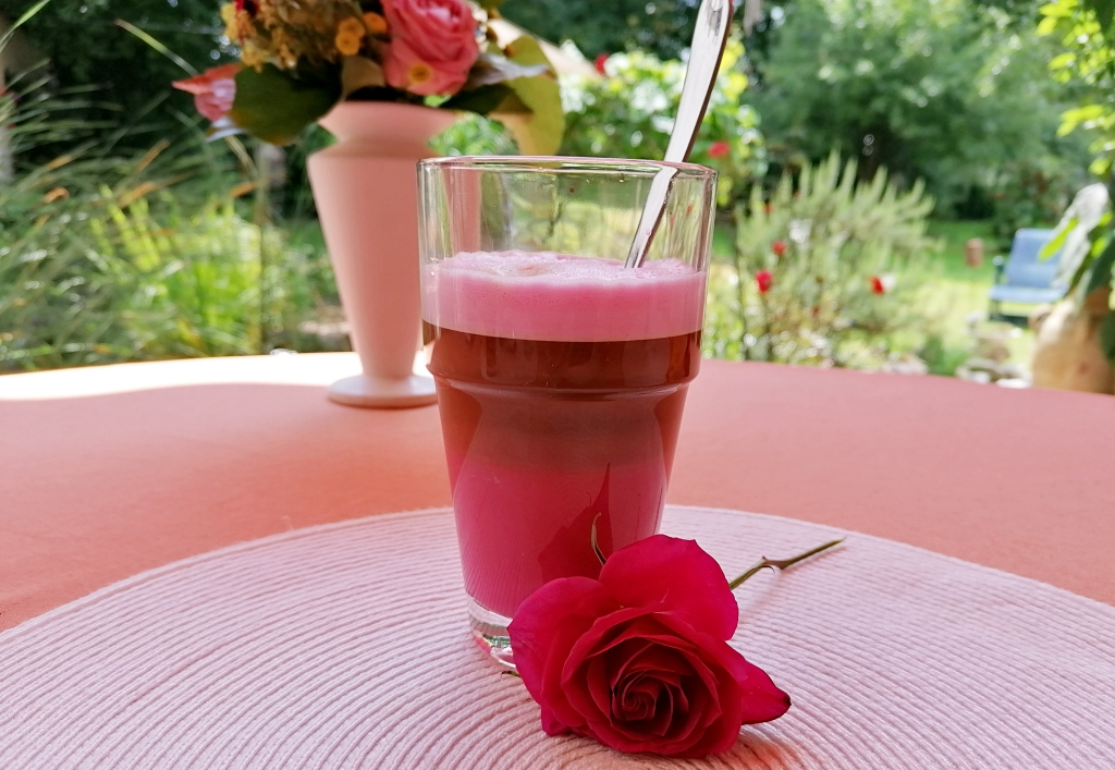 Rosa Kaffee mit Ingwersirup