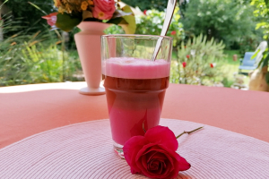 Rosa Kaffee mit Ingwersirup